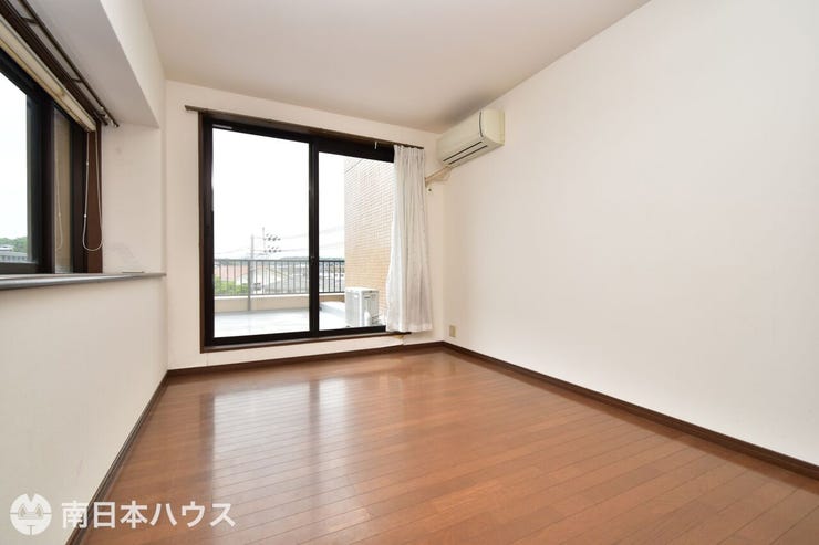 【洋室】7帖の洋室です!角部屋で2面に窓があり、ルーフバルコニーを使用できます♪