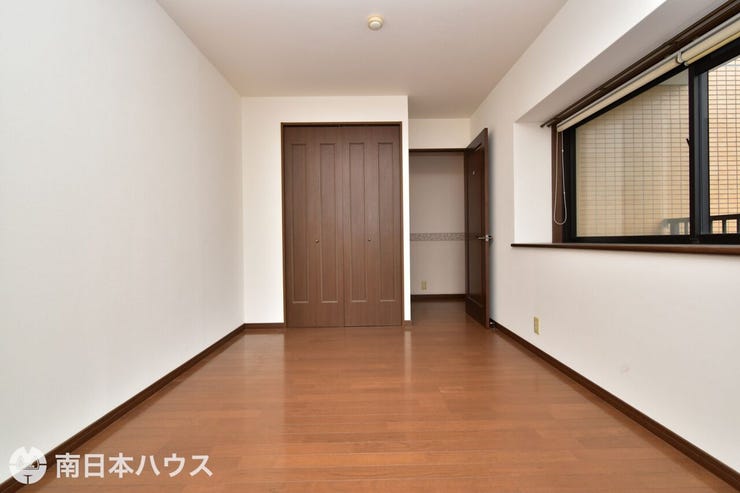 【洋室】7帖の洋室です!角部屋で2面に窓があり、ルーフバルコニーを使用できます♪