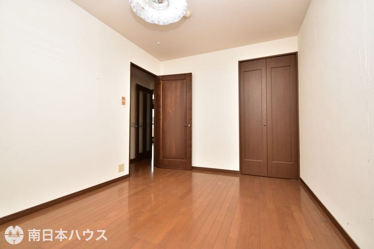 【洋室】6.4帖の洋室です!全居室に収納を完備!