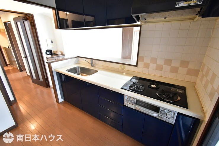 【キッチン】吊戸棚付きのカウンターキッチンです!3口のコンロにグリル付き!