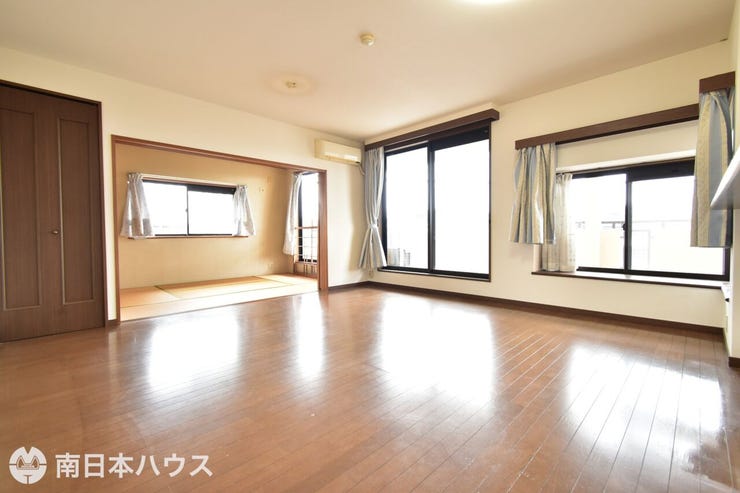 【リビング】16.2帖のリビングです!6帖の和室も隣接しています!ふすまを開けると開放的な空間です♪