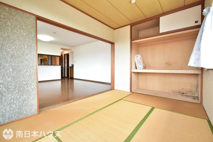 【和室】6帖の和室です!押し入れ、天袋収納があります!角部屋で2面に窓があります♪