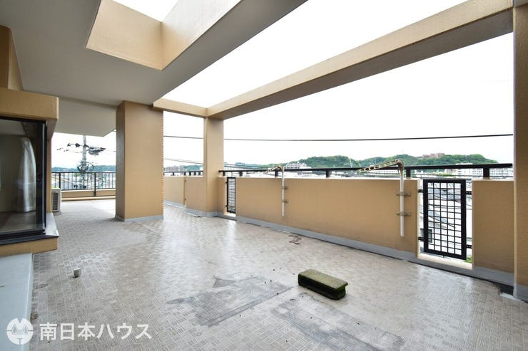 【バルコニー】広々としたルーフバルコニーがあります!東向きで桜島の眺望も良好です♪