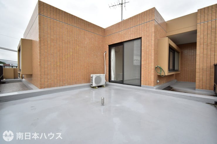【バルコニー】洋室側にあるルーフバルコニーです!こちらも広々としたスペースがあります♪