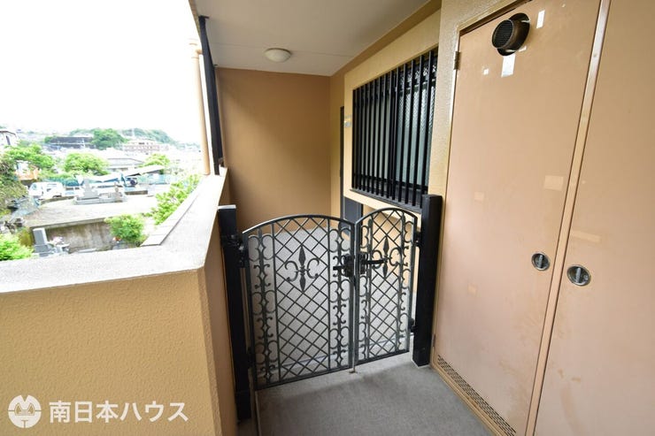 【アルコーブ】角部屋で門扉とアルコーブも付いています♪