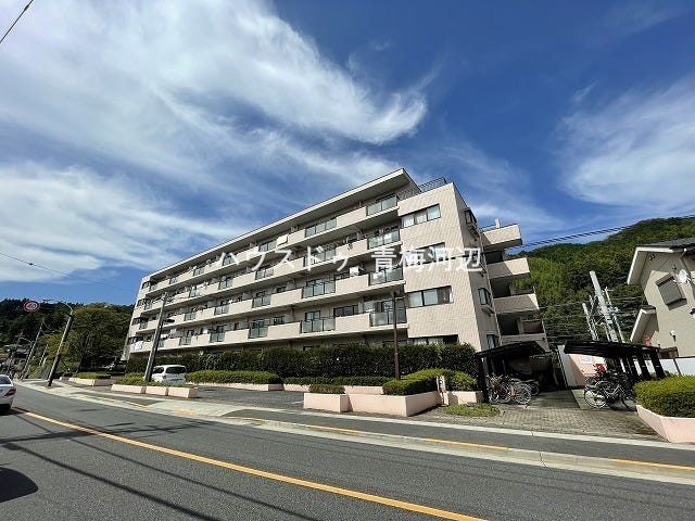 【外観】
駅まで徒歩約1分で通勤通学に便利な立地のマンションです◎