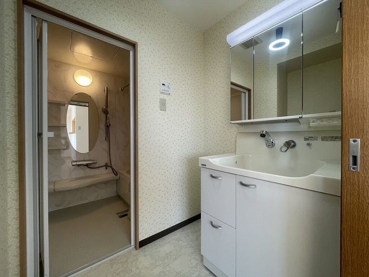 【dressing room】
清潔感のある洗面化粧台!収納も豊富です!