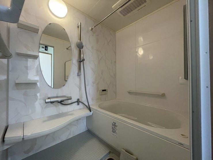 【bath room】
白を基調とした明るく清潔感のあるお風呂♪
一日の疲れを癒しましょう♪