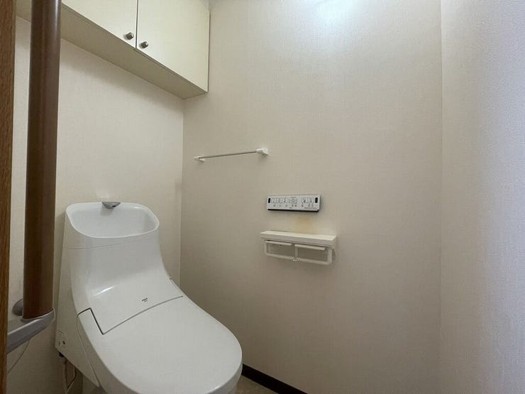 【restroom】
温水洗浄便座付のトイレです!