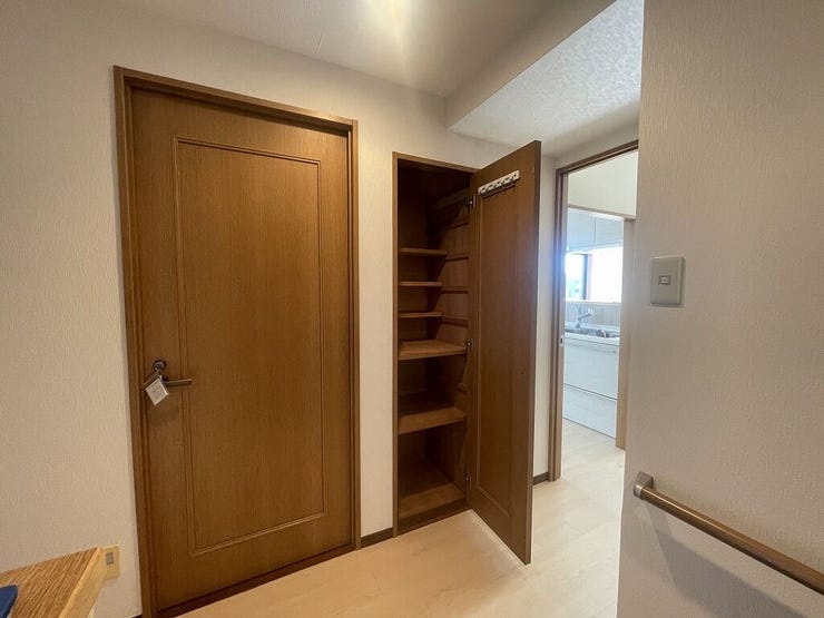 【Corridor】
廊下にもちょっとしたものを収納しておけるスペースがございます♪