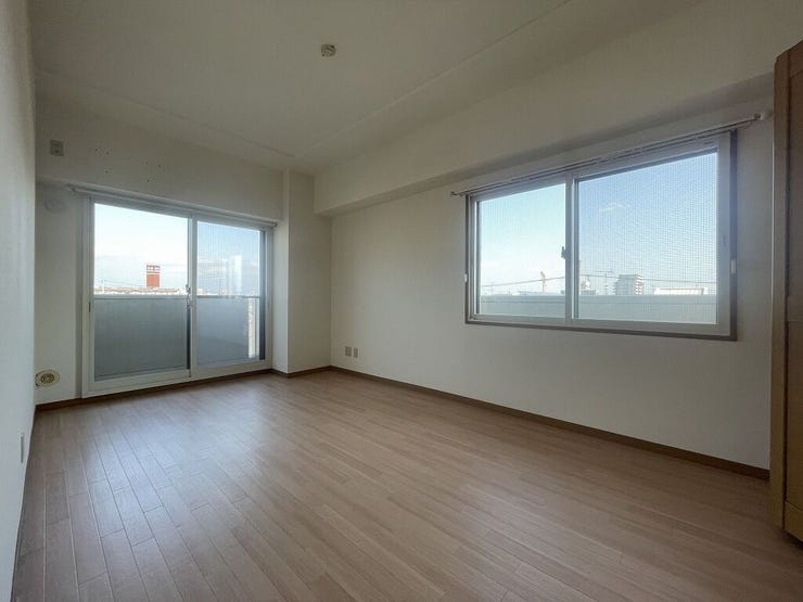 【private room】
広々とした8.3帖洋室♪二重サッシになってます♪