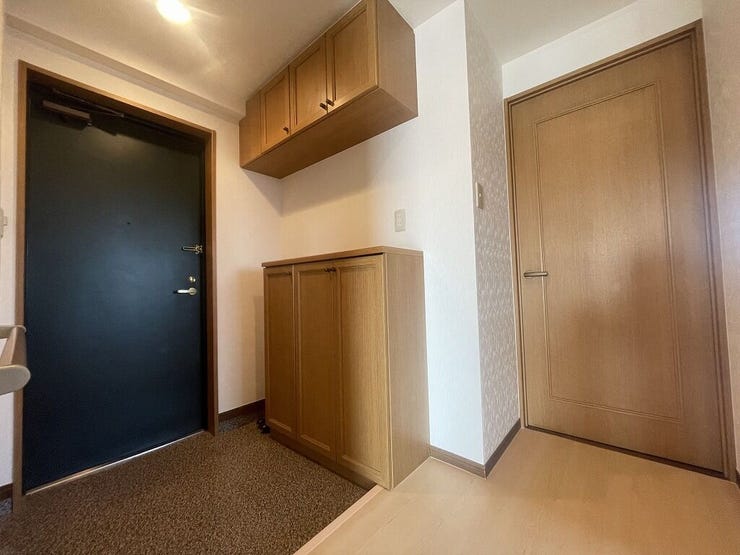 【Entrance】
明るい印象の玄関スペース!シューズボックスも完備してます♪