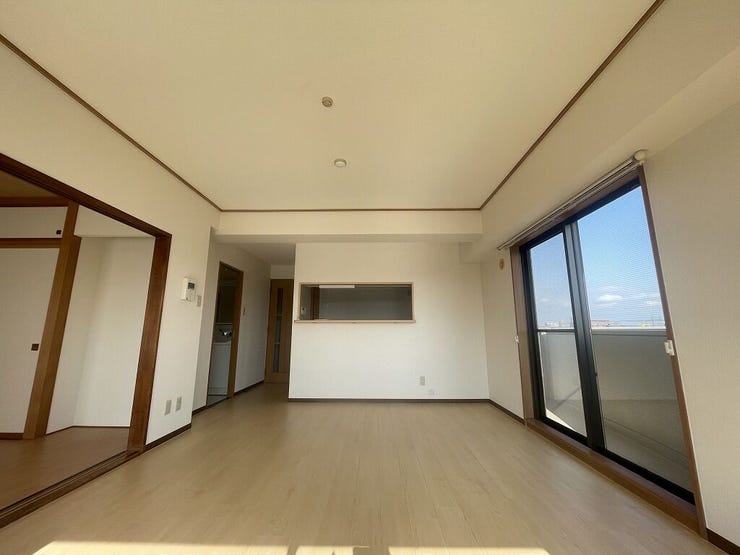 【living room】
約15帖の明るいリビングです!角部屋のため通風や日当たり、眺望も良いです♪