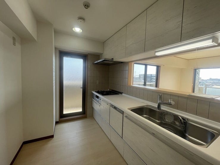 【kitchen】
白を基調とした明るいキッチンです!清潔感がありますね