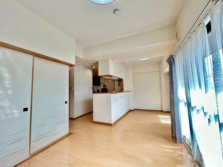 ◇リビングダイニング◇
縦長リビングダイニングとなっています。家族のコミュニケーションが取りやすく、家具のレイアウトもしやすいです♪隣の和室の扉を開けていただきますと解放的な空間が広がります♪