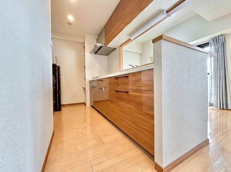 ◇キッチン◇
木目調のシステムキッチンを採用。十分な調理スぺースもあり、調理器具などをしまえるキャビネットも豊富。調理の作業効率も上がります。コンロ横にはパントリーもあるので収納も困りません。