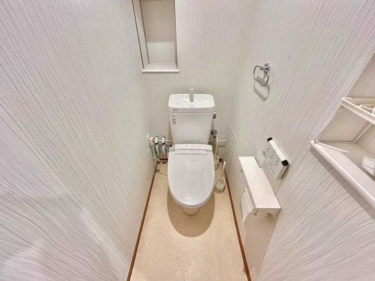 ◇トイレ◇
清潔感溢れ、居心地よく落ち着ける空間となっています。グリーンをプラスしてさらに清潔感をアップするのもオススメです。空気がきれいに感じられ、おしゃれ度もアップしますね。