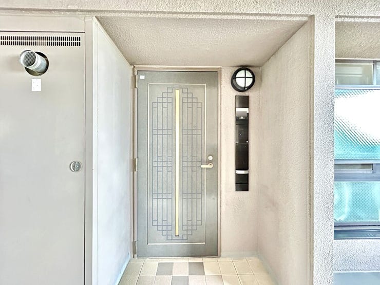 ◇エントランス◇
明るい玄関です♪玄関周りはその家や家族を映し出す、家の顔。どこまでも明るく快適でありたいですね。ポーチライトも設置されており暗い夜でも明るく照らします。