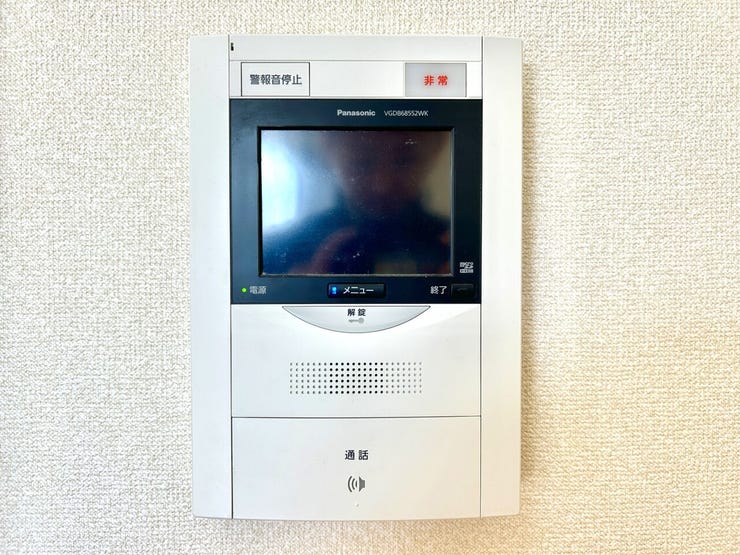 ◇TVモニター付インターホン◇
TVモニターで訪問者を確認してから会話することができますので、安心して対応していただけます。また、姿を見られたくない空き巣や不審者が嫌がるため防犯効果も高まります。