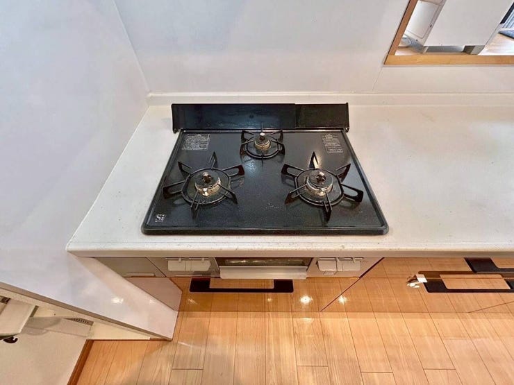 ◇三口コンロ◇
一度にたくさんの調理ができ、朝食の準備もお弁当作りもラクラクです。栄養面や彩りに気を配ると品数も増えますが、広いワークトップなのでたくさん作ってもスペースに余裕があります。