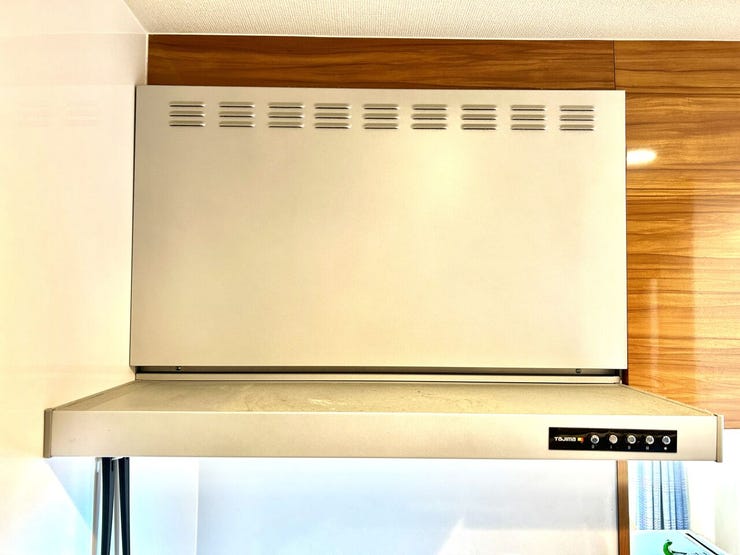 ◇レンジフード◇
スリム型のレンジフードです。デザイン性が高く、おしゃれでスタイリッシュなのに、油汚れがつきにくく、内部に溝や継ぎ目がなく、拭きやすい形状です。