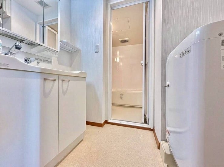 ◇洗面所◇
清潔感のある洗面台です。三面鏡の裏が収納スペースになっているので、ヘアケアグッズ・コンタクトなど毎日つかうものを収納出来、出し入れしやすくて使い勝手が良いです。