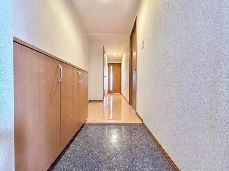 ◇玄関◇
使い勝手の良い下足収納があり、靴、レインコート等を収納するのに大変重宝します。明るく温かな雰囲気で家族の帰りや来訪者を出迎えてくれる玄関です。棚の上にはインテリアを飾っても良いですね♪