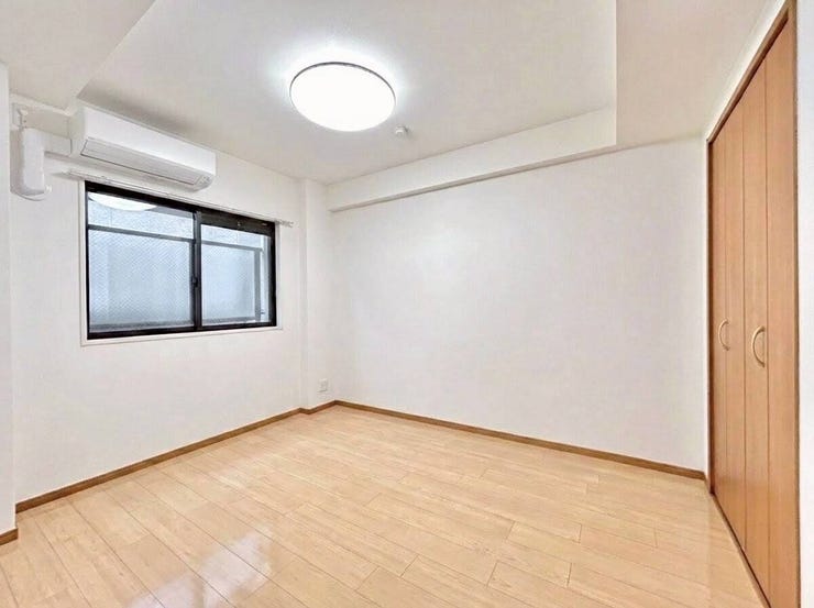 ◇5.8帖洋室◇
家族の成長に合わせ多目的に使える居室です。お子様のお部屋や、趣味のお部屋にしたり、使いやすい造りのお部屋になっています。クローゼット完備ですので、お部屋がスッキリしますね。