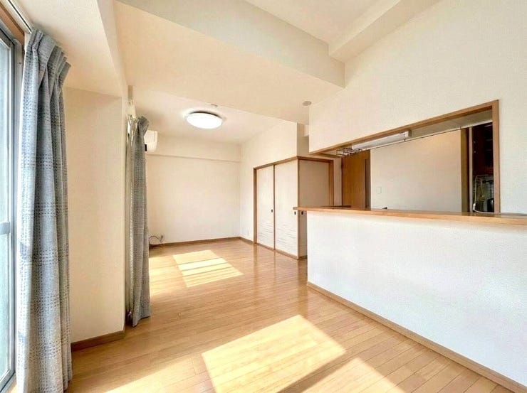 ◇リビングダイニング◇
南向き、大きな窓のある明るいリビングダイニングです♪キッチンには、うれしい収納パントリーを完備♪横には、6畳の和室があります♪寝室や、お子様の遊び場としてお使いいただけます♪