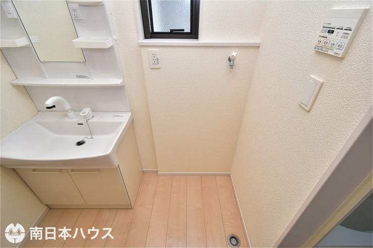 大明丘３丁目 中古戸建 大明丘３丁目／２区画 【洗濯機置き場】アレンジ可能な広さを確保しつつ、嫌な湿気を外に出す小窓付きの洗濯機置き場です♪