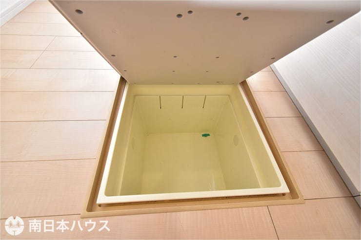 大明丘３丁目 中古戸建 大明丘３丁目／２区画 【床下収納】保存食や使用頻度の少ない品物を収納でき、キッチン周りをスッキリと収納できます♪
