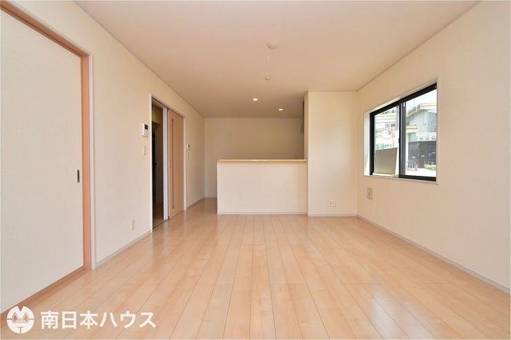 大明丘３丁目 中古戸建 大明丘３丁目／２区画 【リビング】16帖のリビングです！令和8年7月にクロス張替え、ハウスクリーニング済みです♪