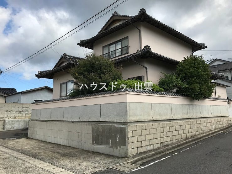 【外観】
ファミリーや子育て世代が多いエリアのため、安心してお住まい頂ける環境です!家の周りには塀があるので外から除かれる心配もありません。