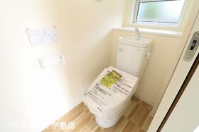 【YOKAIE 施工例(同仕様)】
ウォシュレット機能付きトイレです
タオルリングやペーパーホルダーも完備です