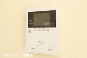 【モニター付きインターホン(同仕様写真)】
誰が来てもわかるモニター付き♪女性が一人で家にいてもこれなら安心