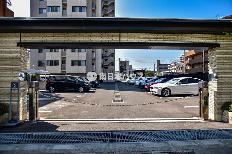 【プレミスト上荒田レジデンスの駐車場】全住戸に1台駐車場を整備してあります♪