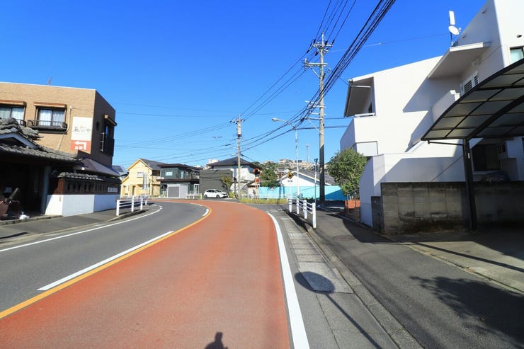 【前面道路】
北西側前面道路、北東方面
歩道付きの前面道路で安心です!
