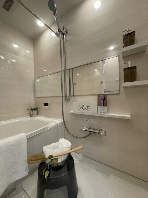 浴室:清潔感があり開放的な雰囲気ですね。浴槽で伸び伸びと一日の疲れを癒す事が出来そうです。