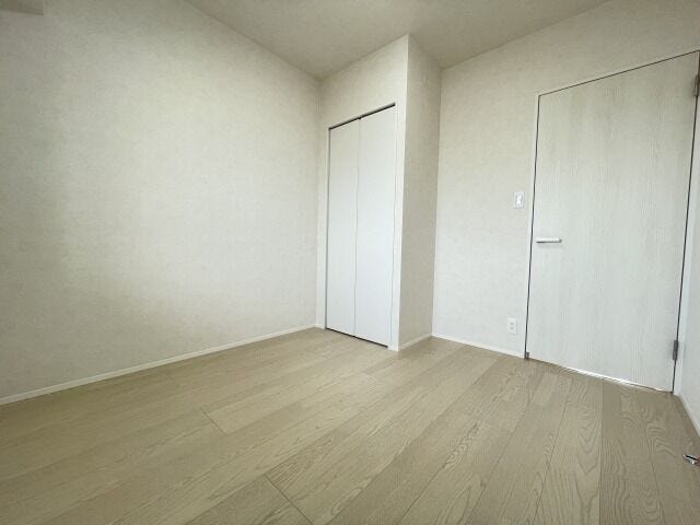 北側4.5帖洋室:北側にあるお部屋ですが、たっぷりと日差しが降り注ぐので明るい空間になっています。