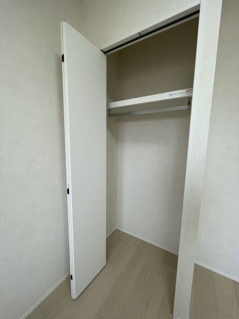 北側4.5帖洋室収納:ハンガーパイプや枕棚も標準装備されたクローゼットです。