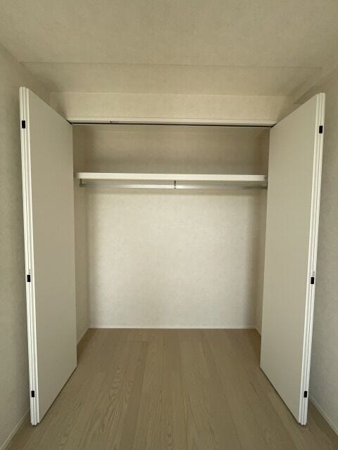 南側4.5帖洋室収納:クローゼット付きなので大きな家具をお部屋に置かずに済み、空間を有効活用できますね。