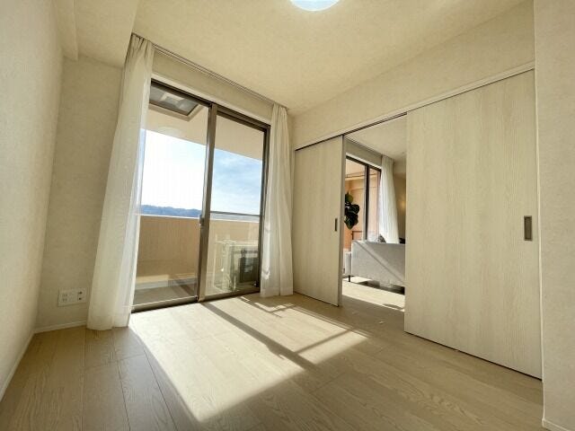 南側4.5帖洋室:バルコニーに面しているため日当たり良好です。隣接するリビングと繋げると圧迫感もありません。