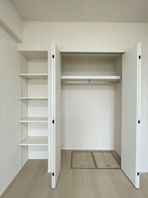 6帖洋室収納:ハンガーパイプはもちろん、枕棚、可動棚も付いているので、ハンガーにかけれないお洋服の収納も困りませんね。