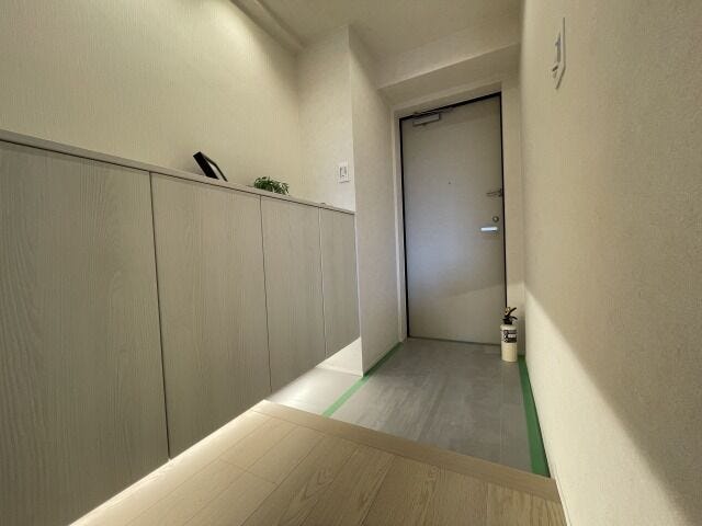 玄関:段差の少ない玄関フロアで小さなお子様やお年寄りでも安心して出入りすることができます。フロートタイプの玄関収納で空間にゆとりを感じることができます。