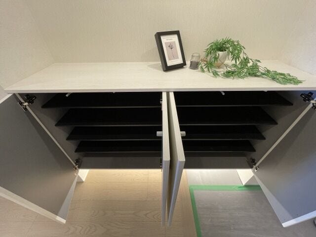 玄関収納:たっぷりと収納することができるので、玄関をすっきり片付けることができます。ご家族を気持ちよく迎えることができそうです。