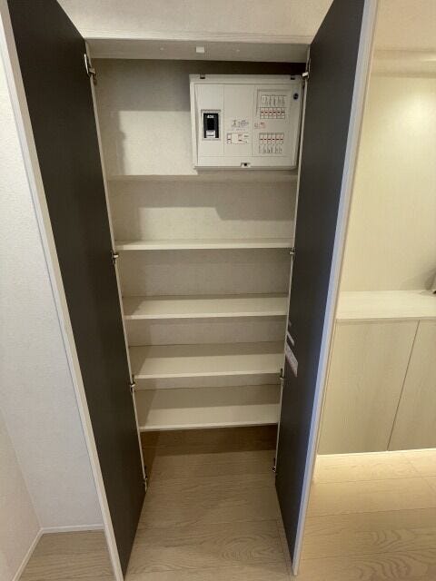 廊下収納:居室以外にも収納スペースが設置されており、使用頻度の低いものや季節家電、掃除道具や防災グッズなどをしまっておけます。