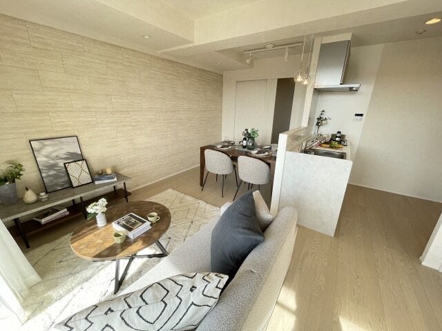 11.5帖リビング:リフォーム済の室内はホワイトを基調とした明るく清潔感のあるスペース。どんな家具ともなじんで、リラックス空間を演出してくれます。