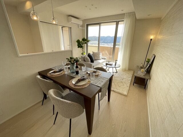 11.5帖リビング:対面式のキッチンは、リビングで遊ぶお子様と会話を楽しみながらお料理が出来ますね♪