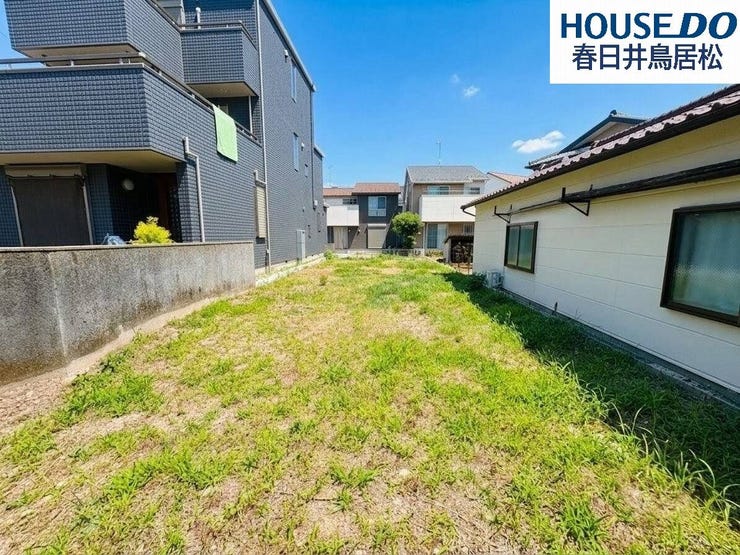 【外観】
◇外観写真◇
敷地面積43坪超♪建築条件なしなので、お好きなハウスメーカー・工務店等で建築可能です。小学校徒歩8分、小さなお子様の通学も安心できる距離です♪周辺環境も徒歩圏内に充実しています♪