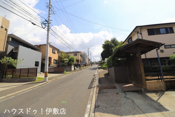 【前面道路】
西側前面道路、歩道付きの前面道路です